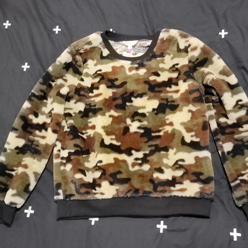 Long sleeve fuzzy, No boundaries, camouflage sweatshirt thing